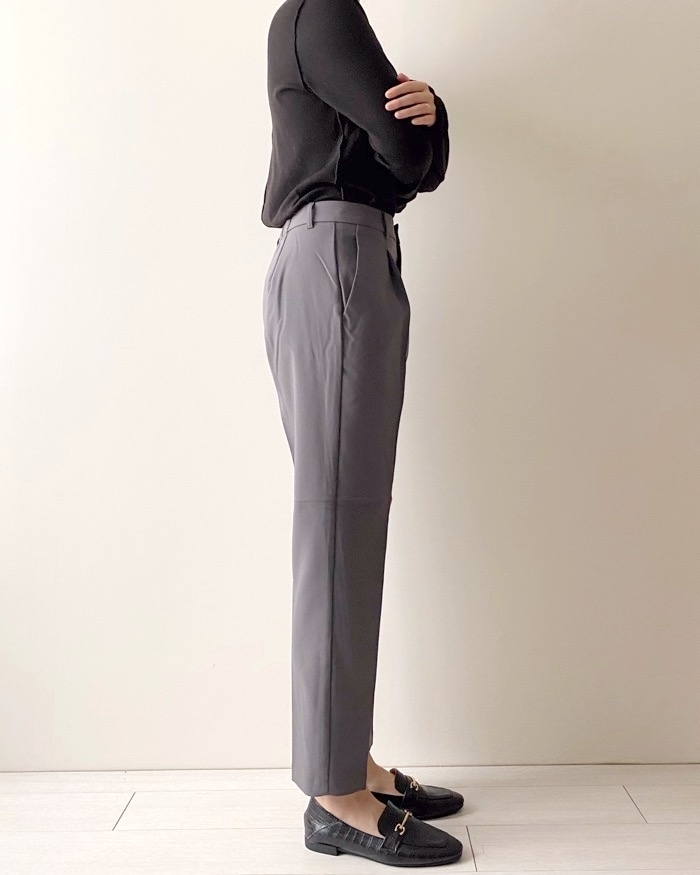 GUのオススメファッションアイテム「タックテーパードパンツ（丈標準65.0～69.0cm）」
