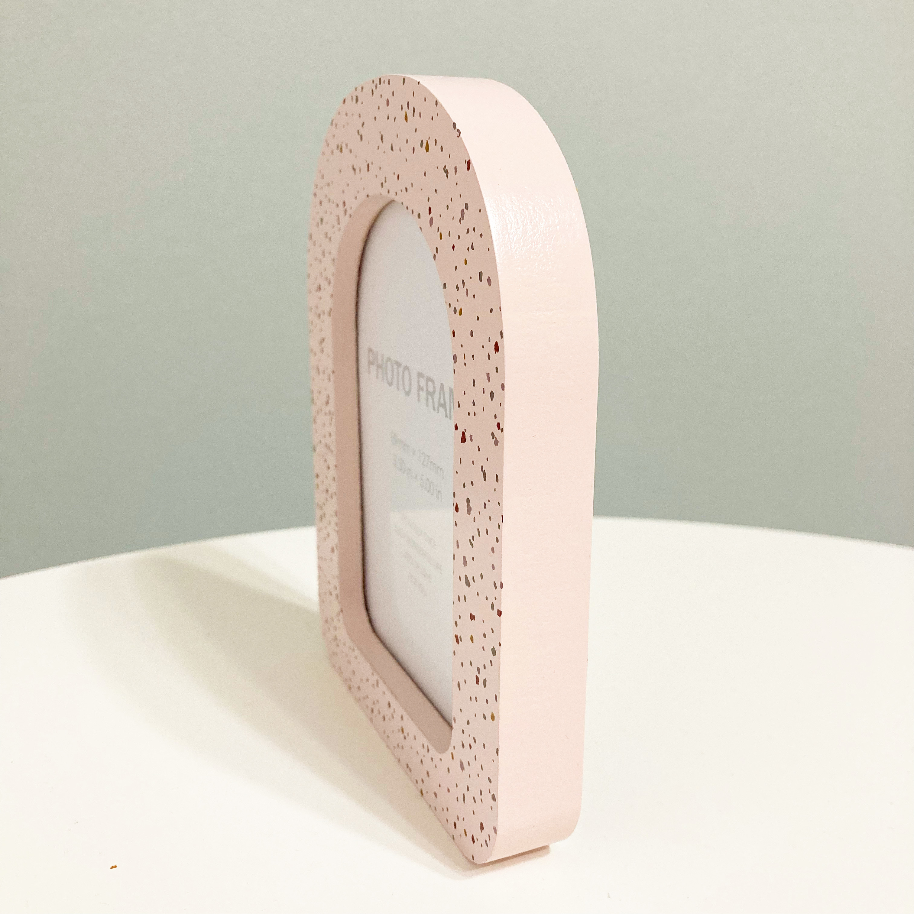 DAISO（ダイソー）のおしゃれインテリア「MDFフォトフレーム（アーチ型、L判）」