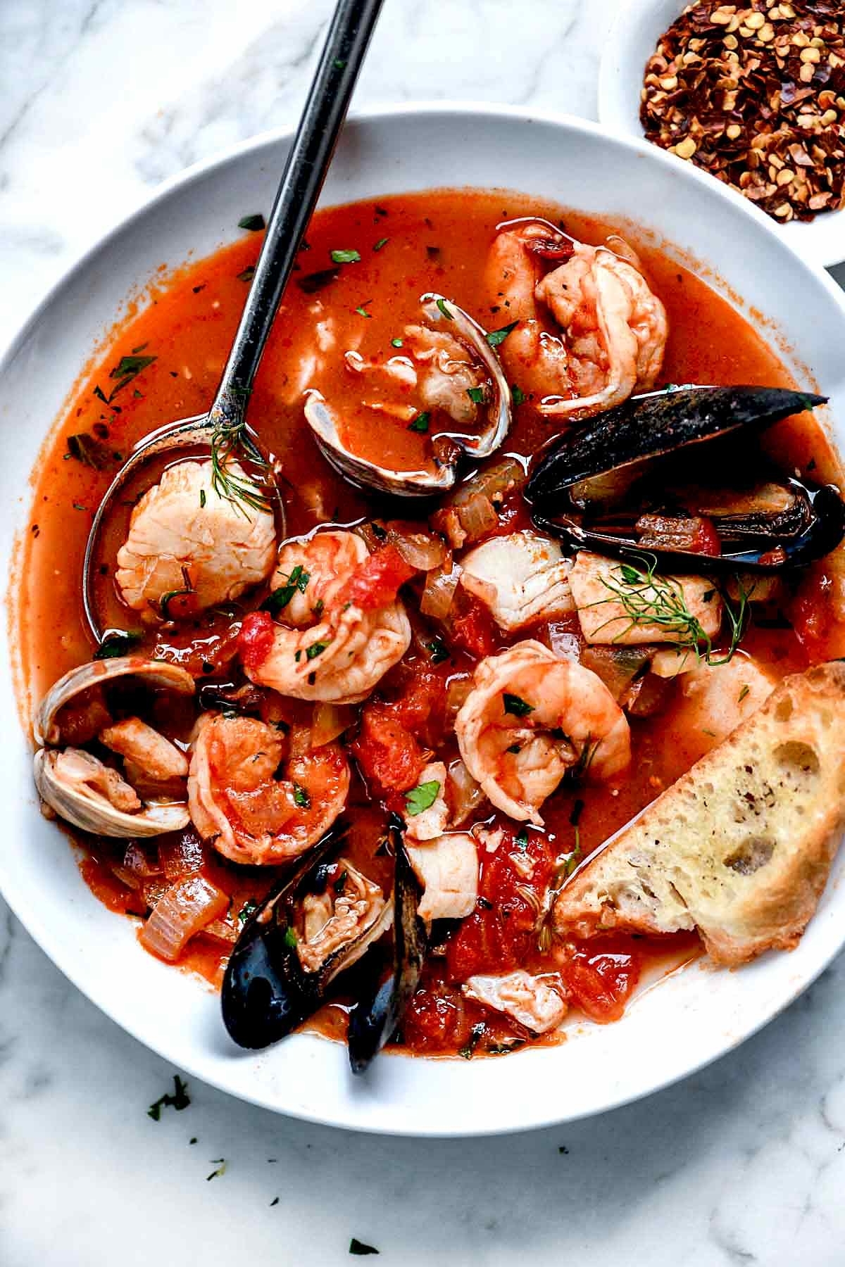 Tomato stew with different seafood