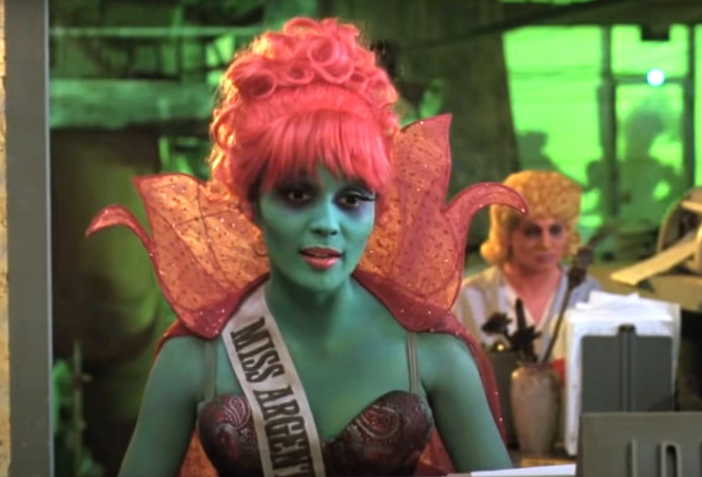 15 Then Vs. Now Pictures Of The “Beetlejuice” Cast