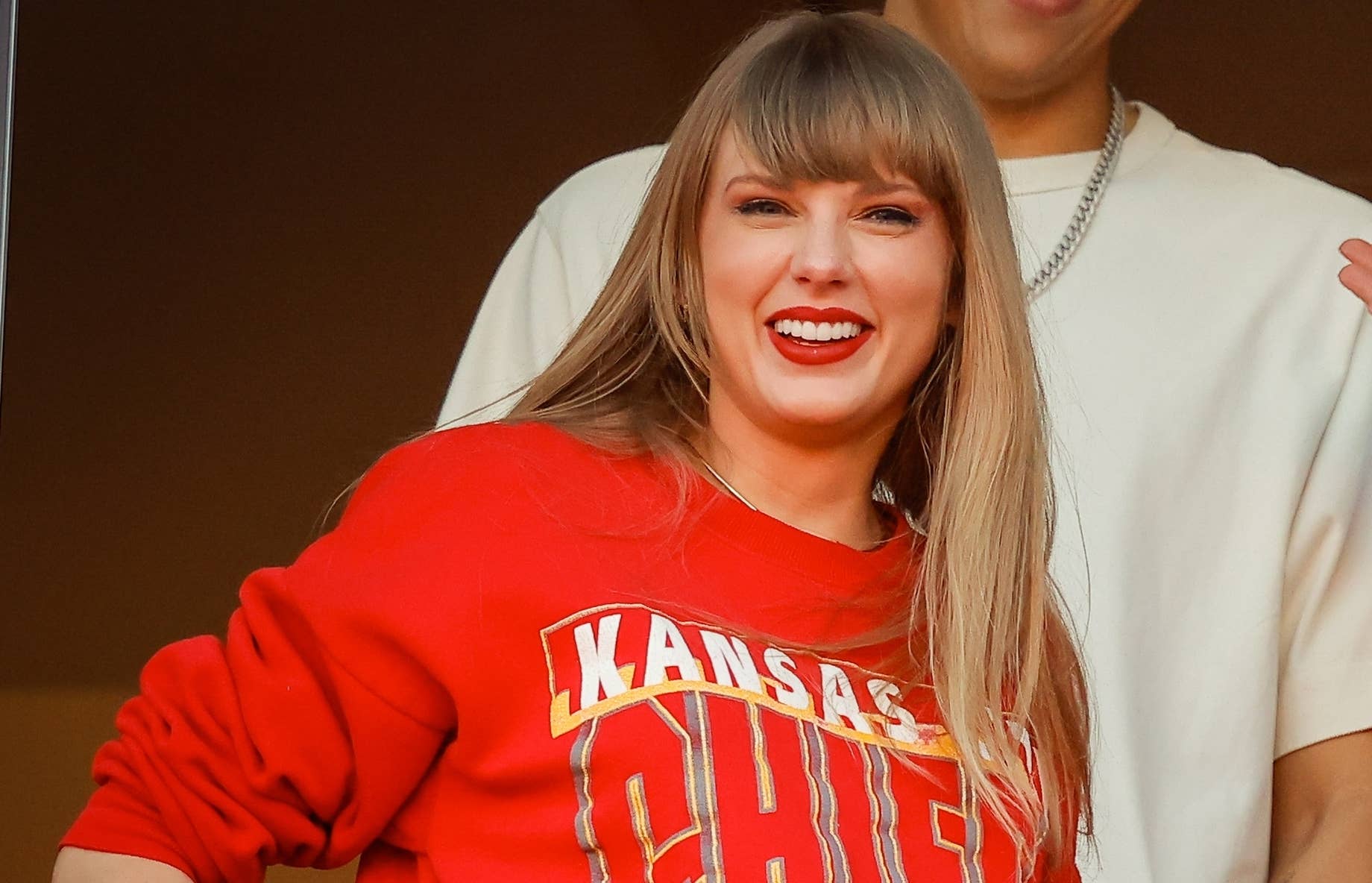 Taylor Swift Boosts "Swag Surfin'" Group Streams and Subscribers Complex