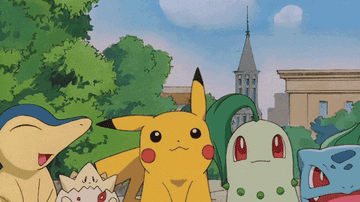 Personajes animados Pokémon, incluidos Pikachu, Togepi, Bulbasaur y Squirtle, en un fondo de ciudad animada