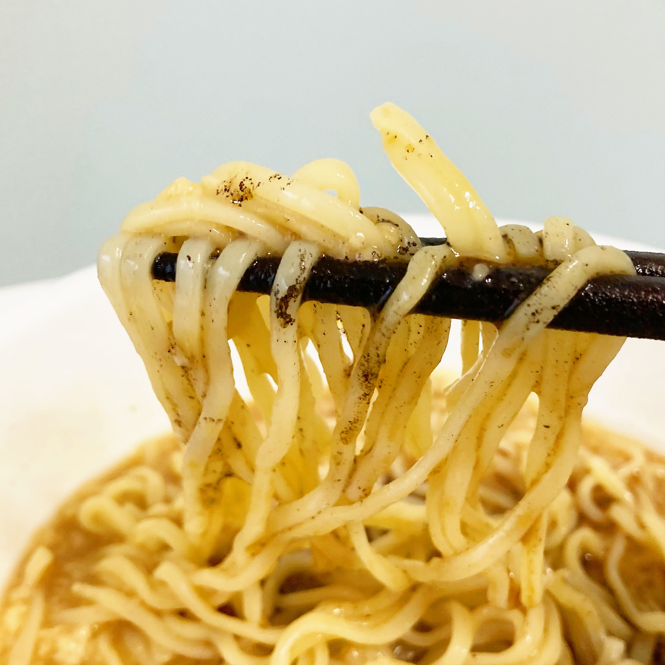 セブン-イレブンのおすすめ商品「最高に面倒で、最高にうまいラーメン。熊本 濃厚黒マー油豚骨」