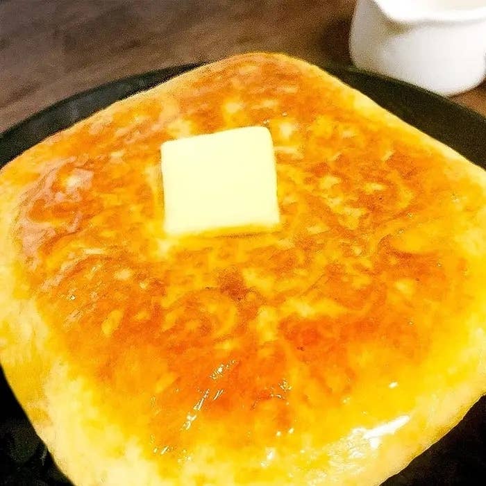 パンケーキの上にバターがのっています。