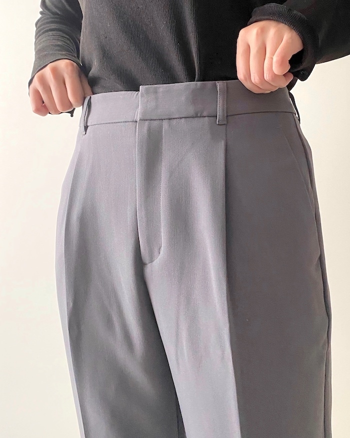 GUのオススメファッションアイテム「タックテーパードパンツ（丈標準65.0～69.0cm）」