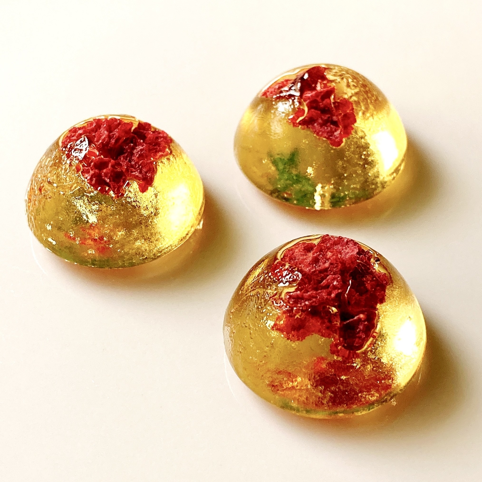 金箔を纏った透明なキャンディが３つ、内部にはドライストロベリーが埋め込まれている。