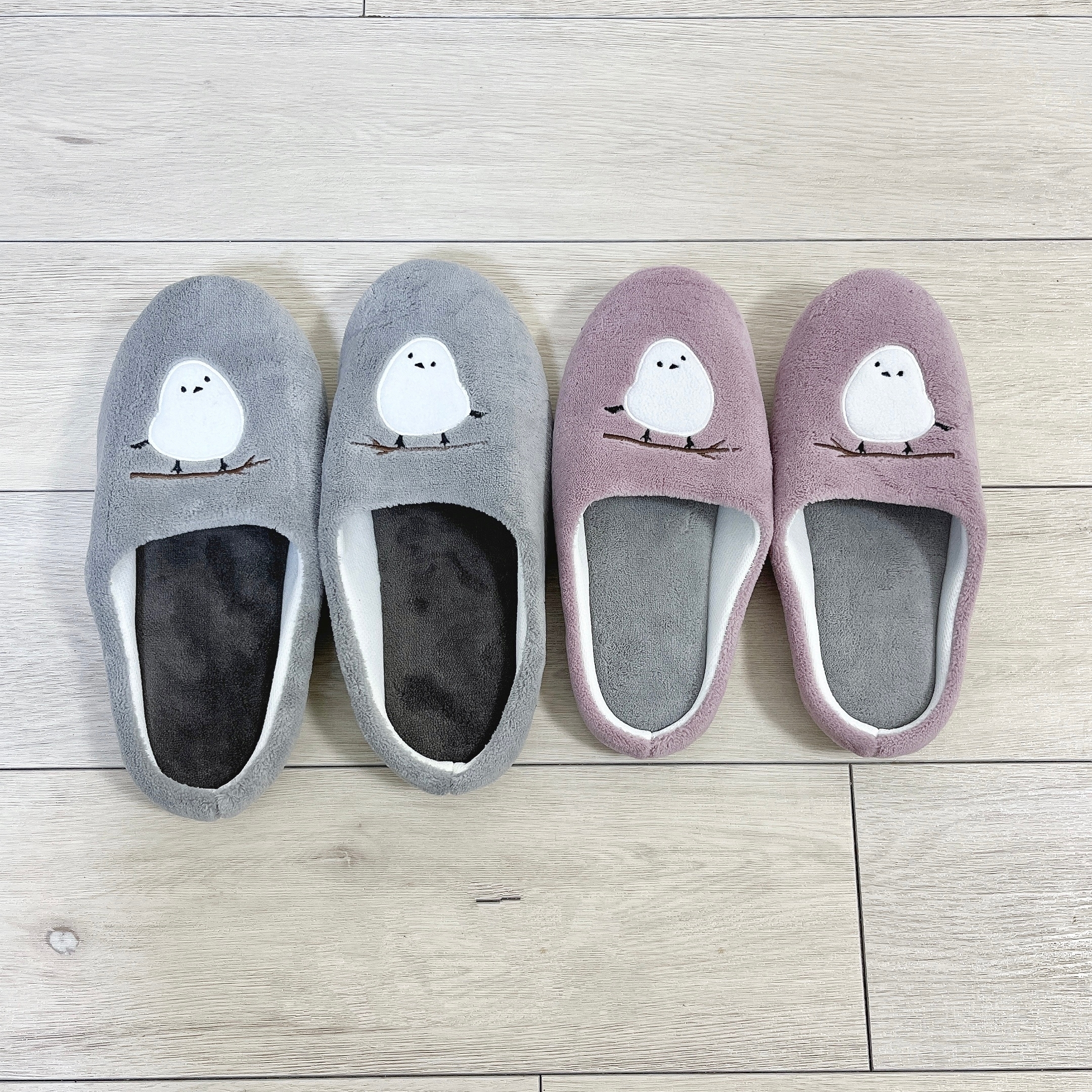 ニトリのおすすめ雑貨「【デコホーム商品】ルームシューズ(シマエナガ sRSx02 PU M)」