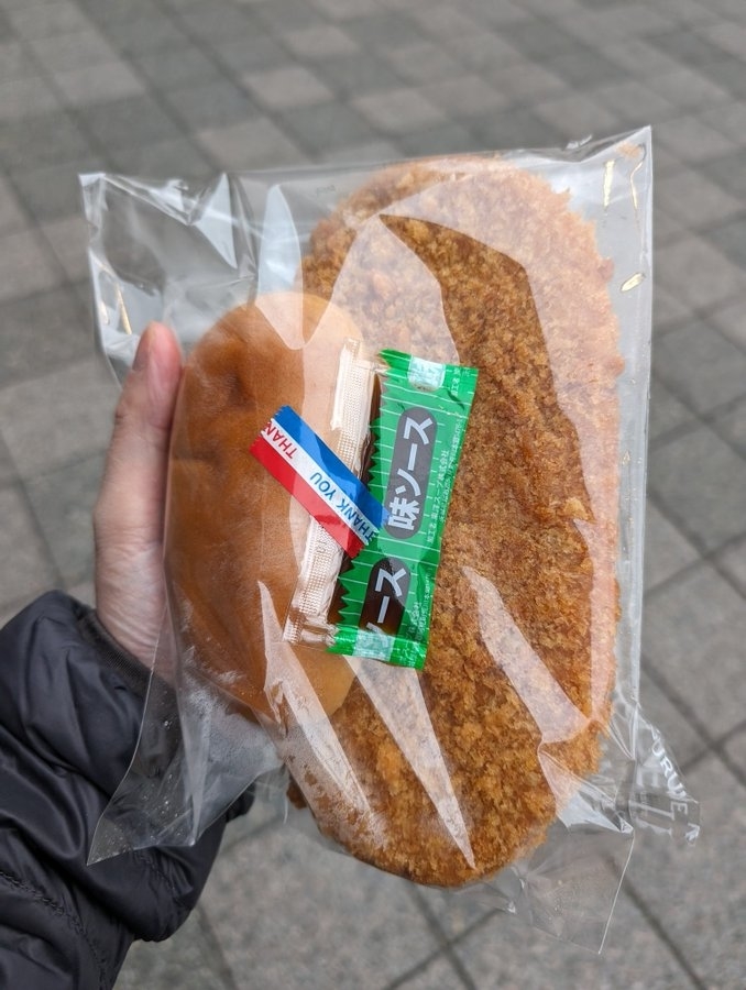 どう見てもバランスがおかしいコロッケパン