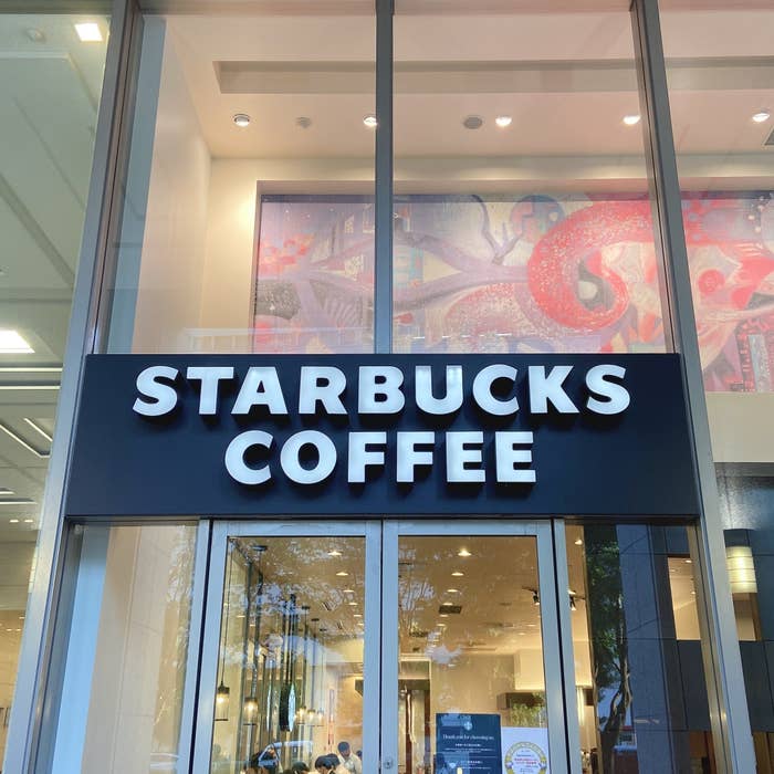 スターバックスコーヒーの店舗入口、看板が目立つ