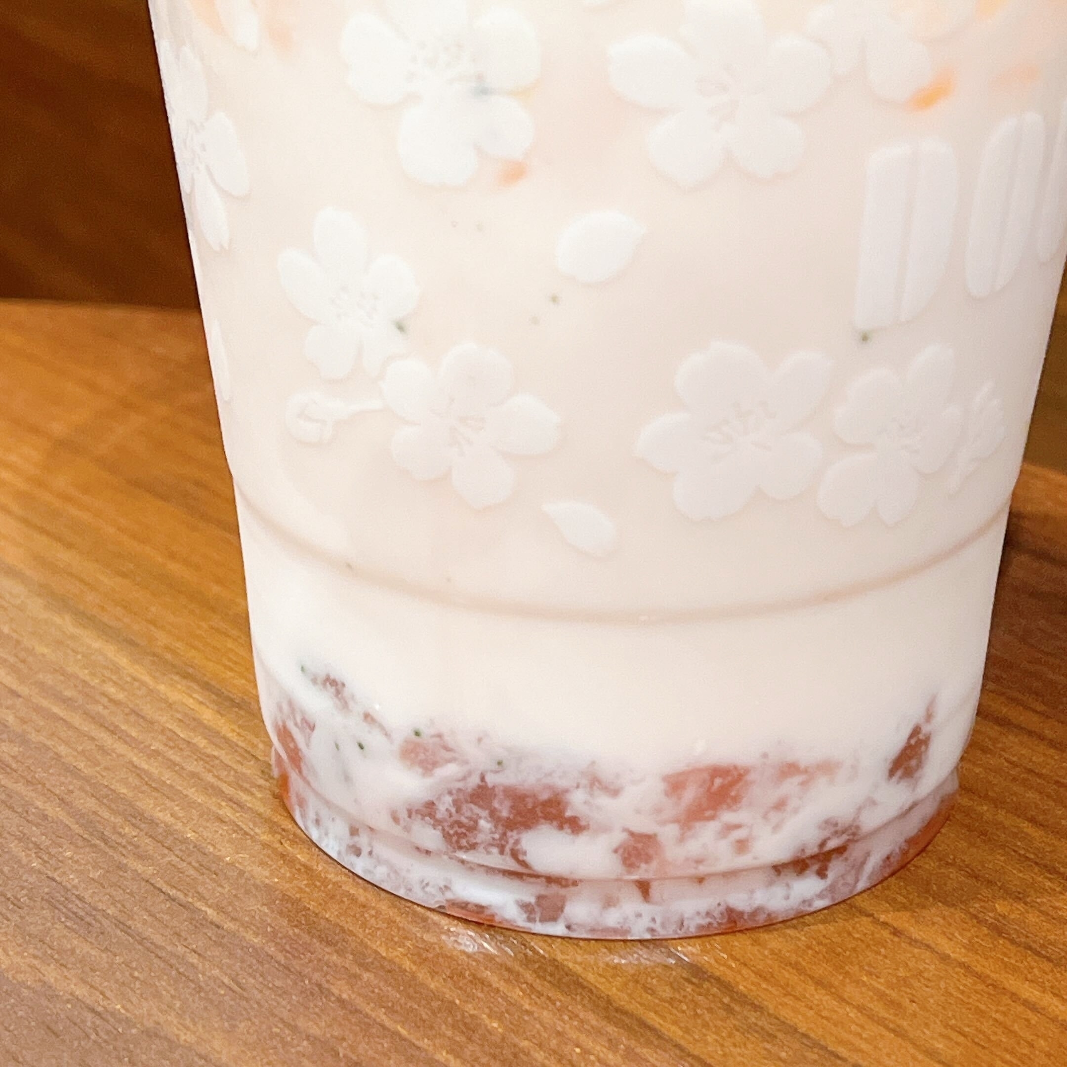 花柄のカップに入ったレイヤードのドリンク。