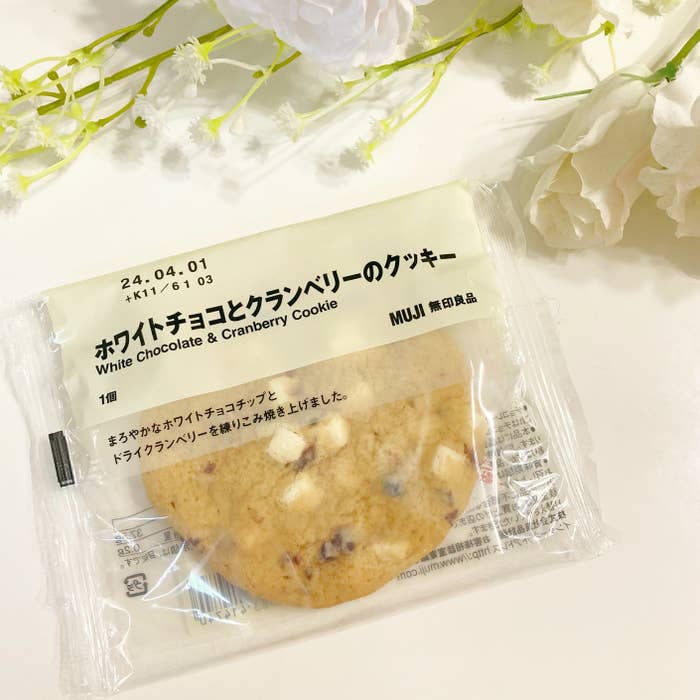 無印良品のおすすめお菓子「ホワイトチョコとクランベリーのクッキー」
