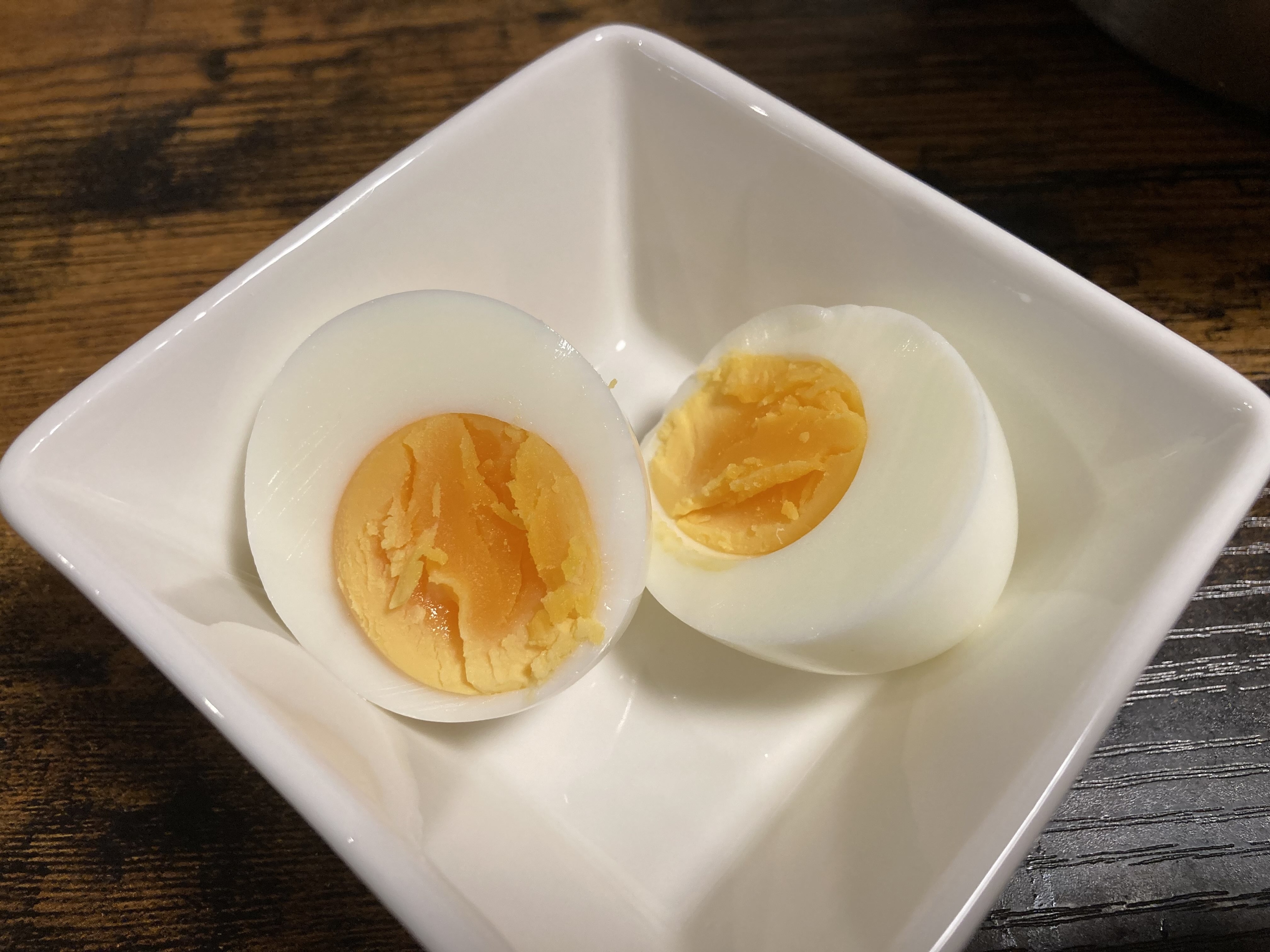 皿に半分に切られたゆで卵1個がのっています。