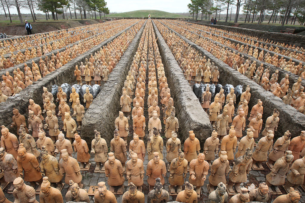 Rows of ancient Terracotta Army statues in Xi&#x27;an, China