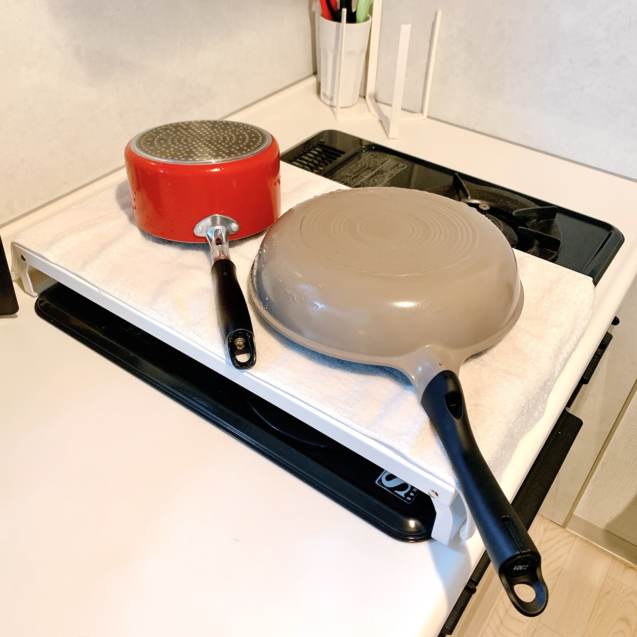 ニトリのおすすめのキッチングッズ「折り畳みガスコンロカバーワイド(9494 ホワイト)」