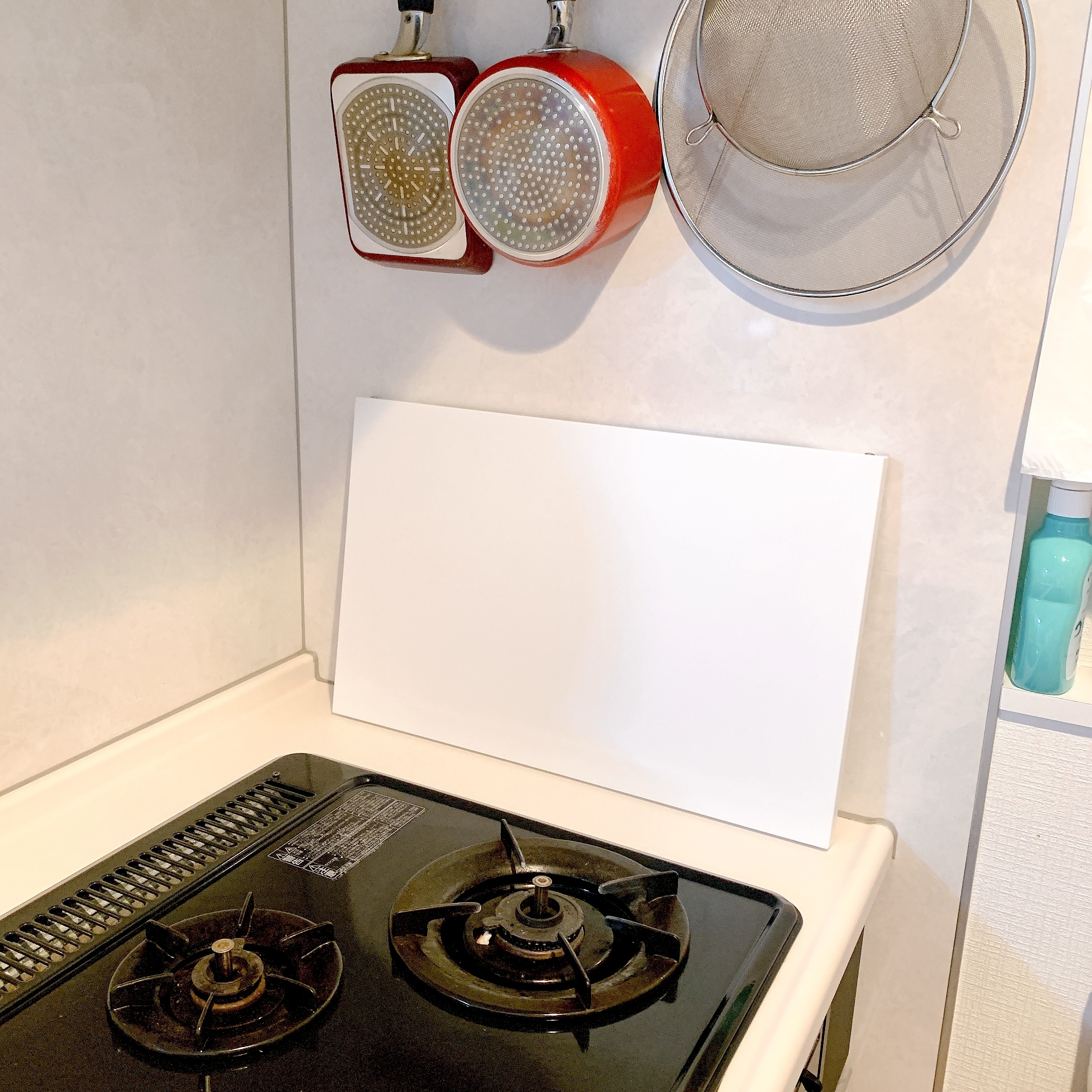 ニトリのおすすめのキッチングッズ「折り畳みガスコンロカバーワイド(9494 ホワイト)」