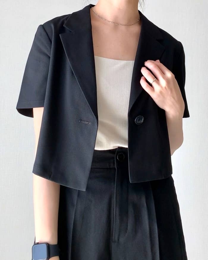 GU(ジーユー)のおすすめトップス「ハーフスリーブクロップドジャケット(セットアップ可能)」