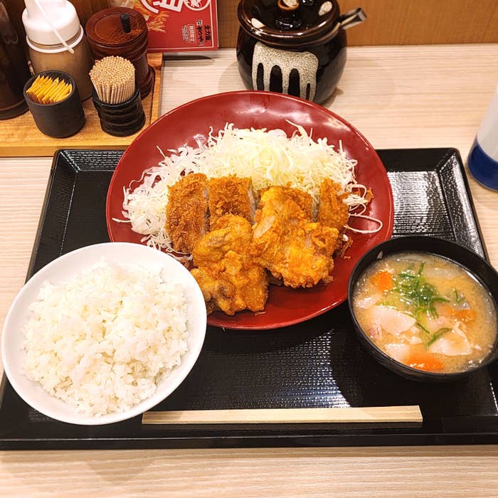 かつやのおすすめメニュー「ロースカツ・から揚げ定食」