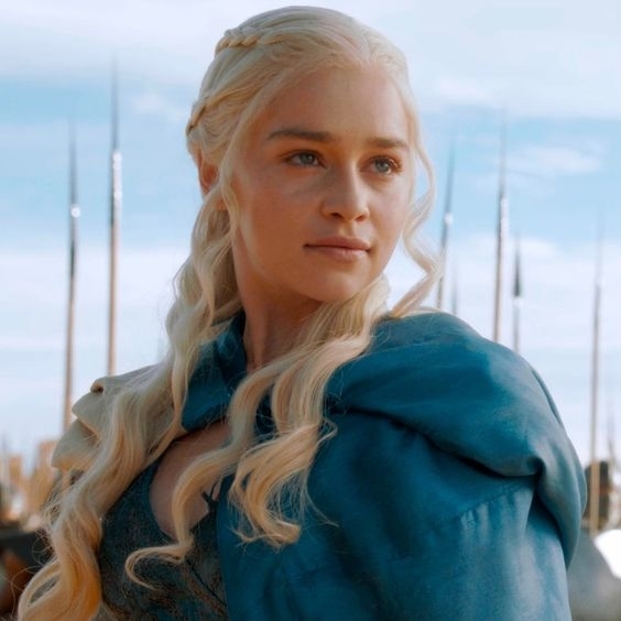 Daenerys Targaryen de Game of Thrones en primer plano, vistiendo traje medieval azul con detalles