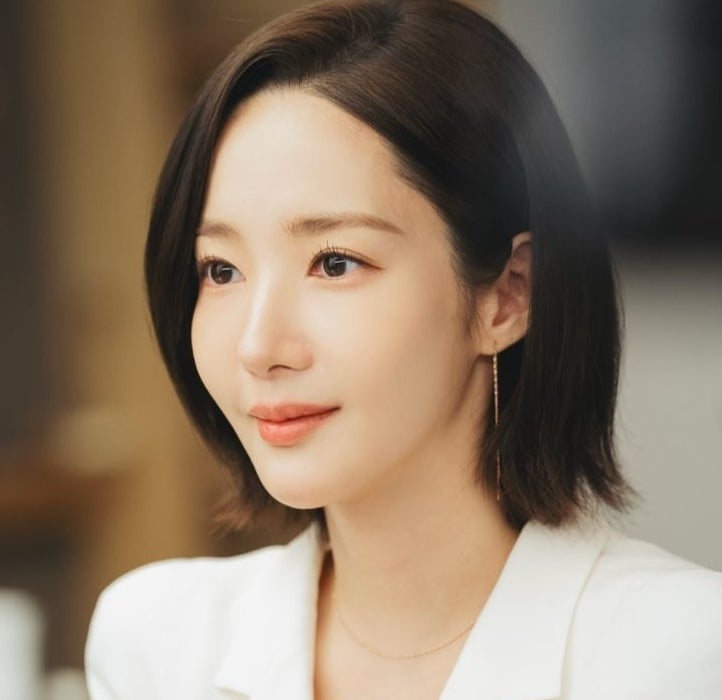Actriz en traje blanco con logo de tvN en la parte inferior