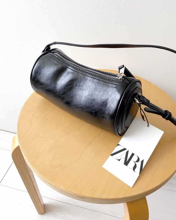 ZARA（ザラ）のおすすめのバッグ「ミニ シリンドリカル ボウリングバッグ」