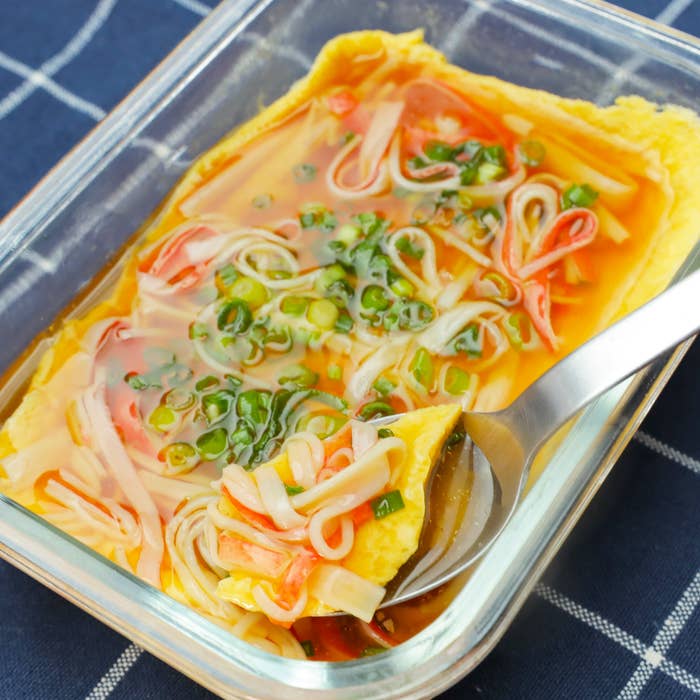 豆腐と野菜が入った蒸し物です。