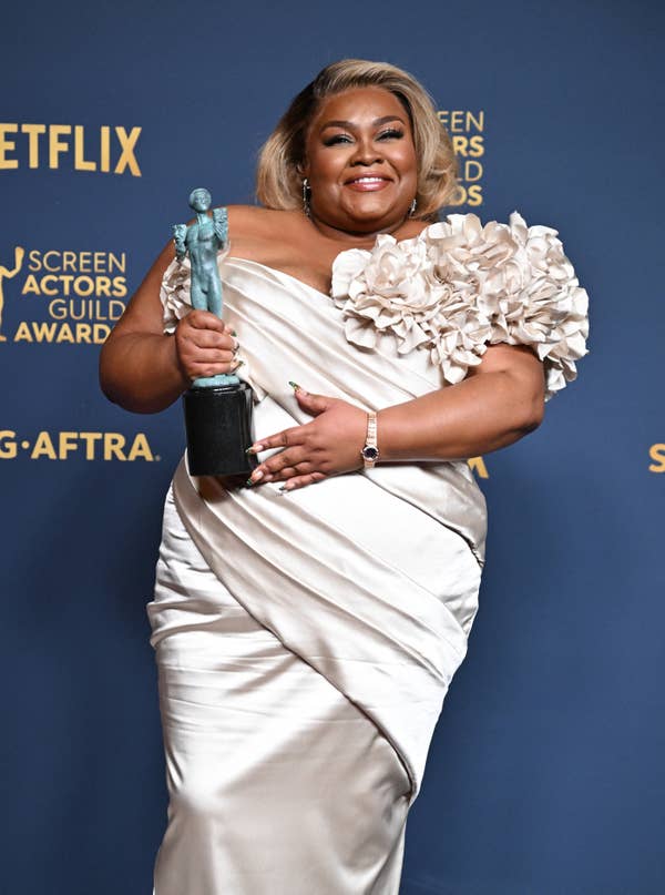 A closeup of da&#x27;vine holding her award