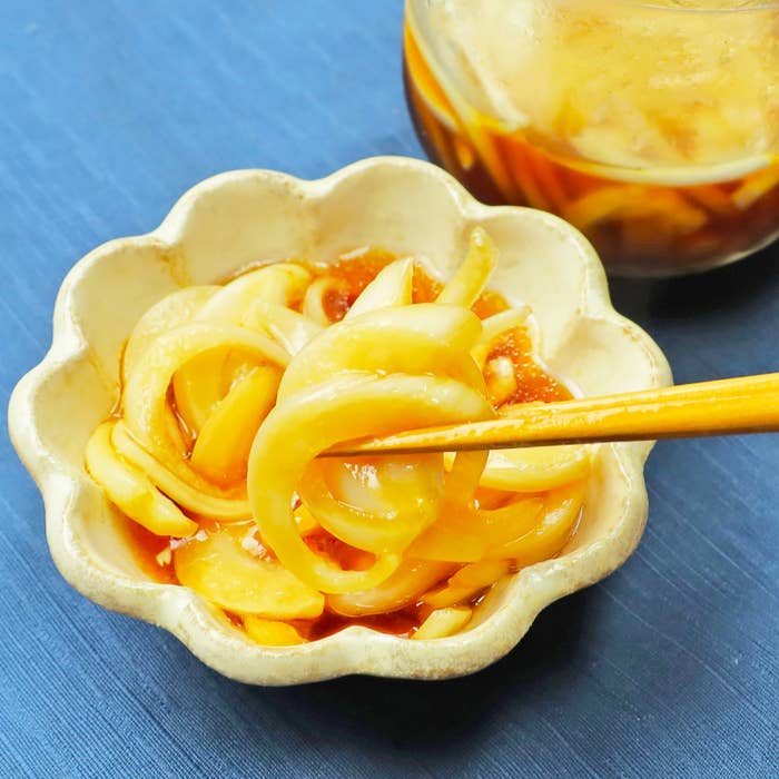 器と箸が写っています。