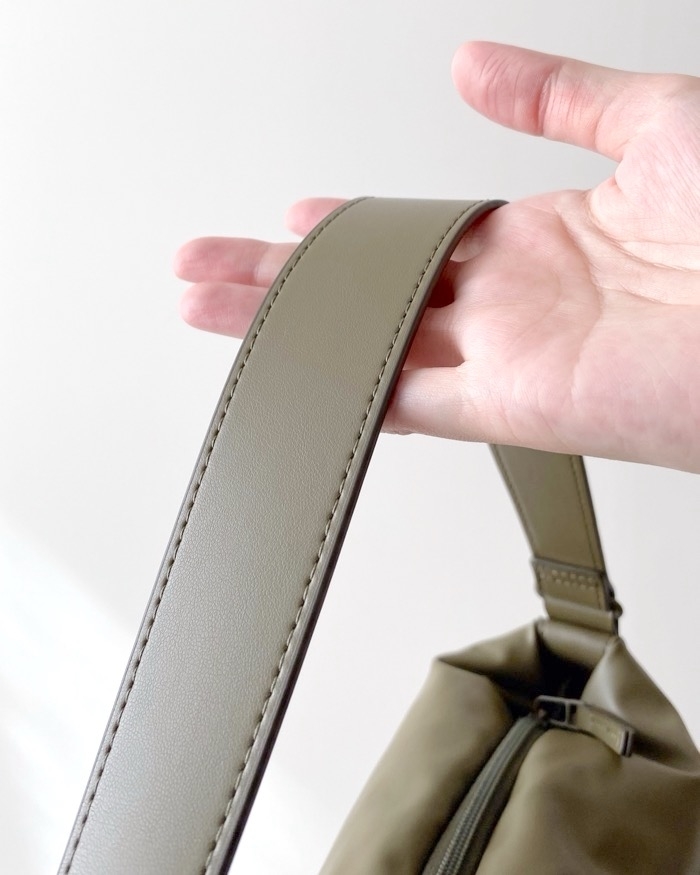 ユニクロのオススメのバッグ「レザータッチパフィーバッグ」