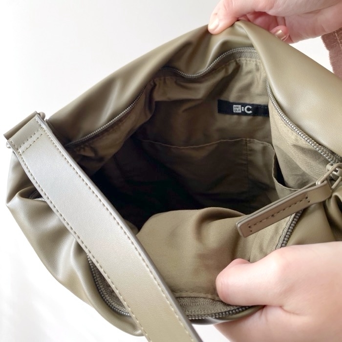 ユニクロのオススメのバッグ「レザータッチパフィーバッグ」