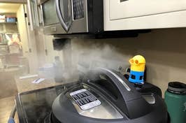 A reviewer photo of the steam coming out horizontally and away from upper cabinets