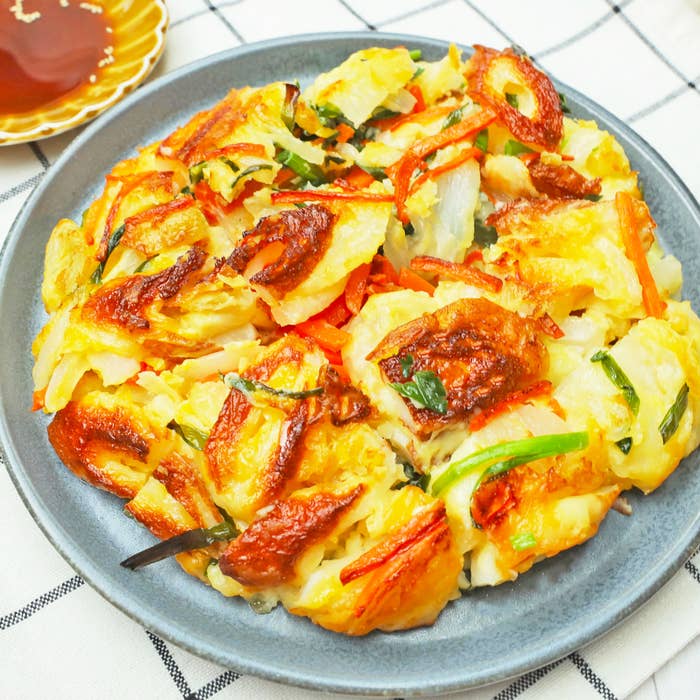 皿に盛られたチヂミです。