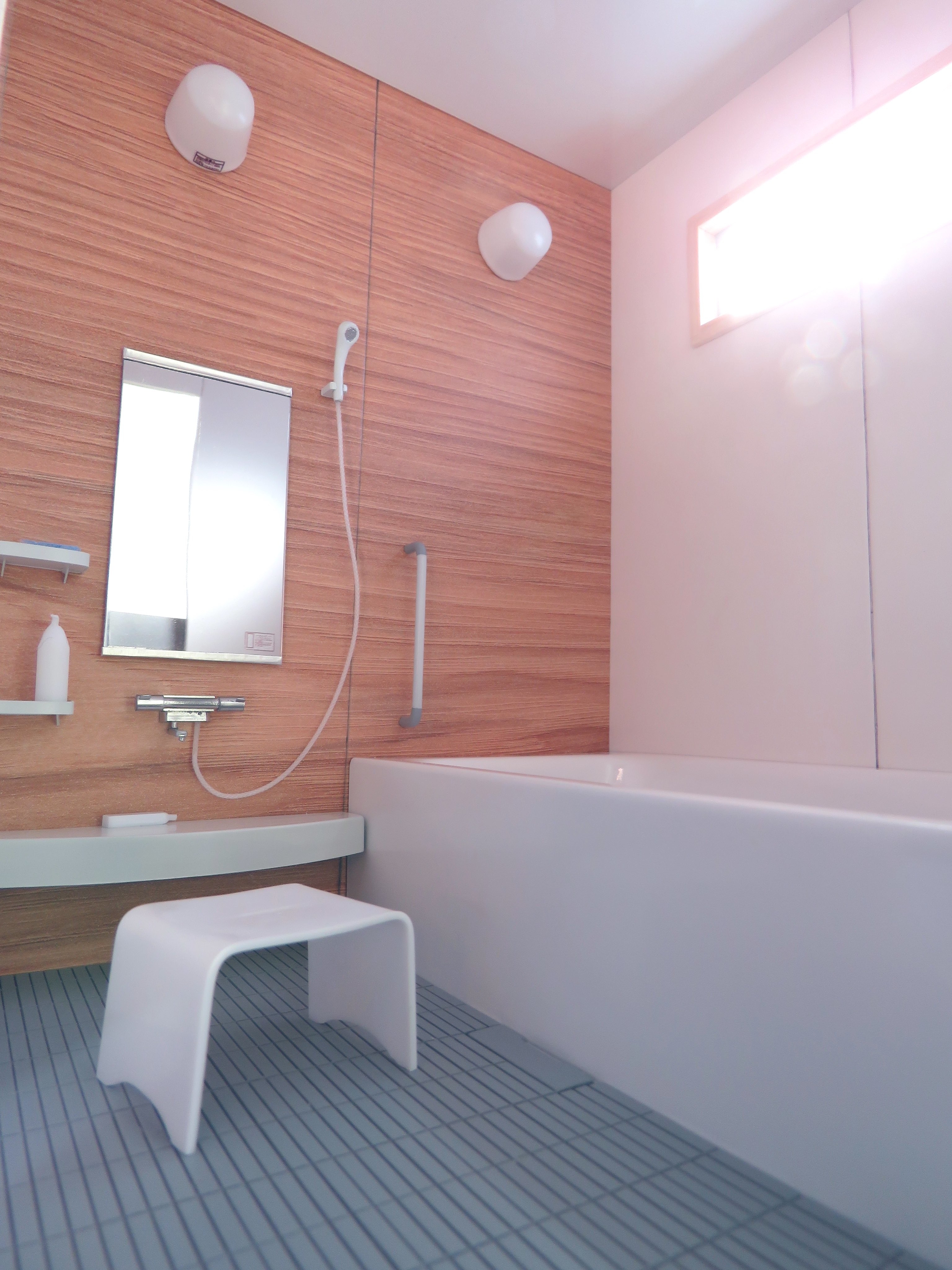 ミニチュアの浴室内にバスタブ、シャワー、鏡が設置されている。