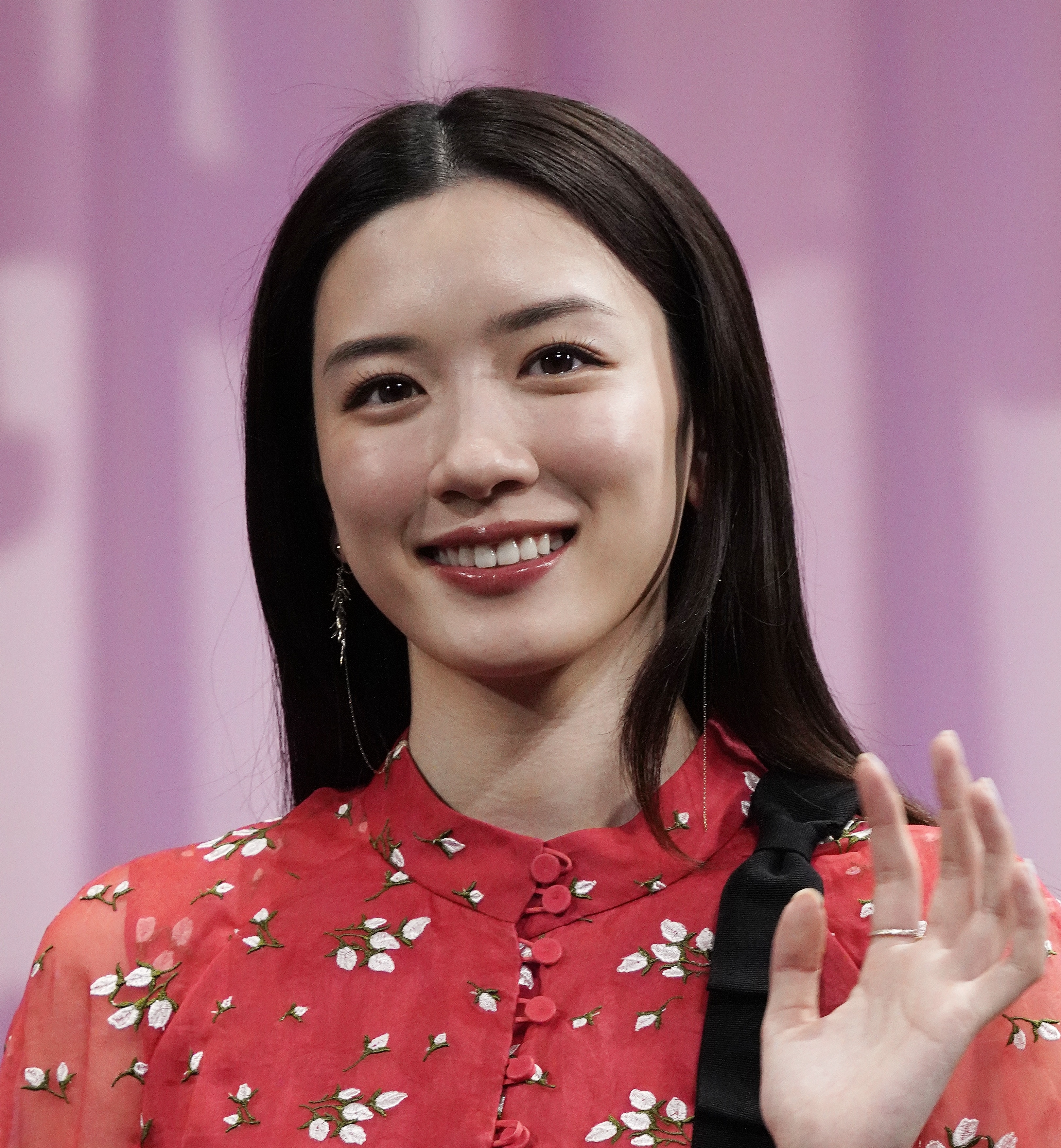 永野芽郁　顔 永野芽郁、ミニワンピ姿を披露！→「極上に美しい後ろ姿」「ほんと天使」と絶賛の声集まる