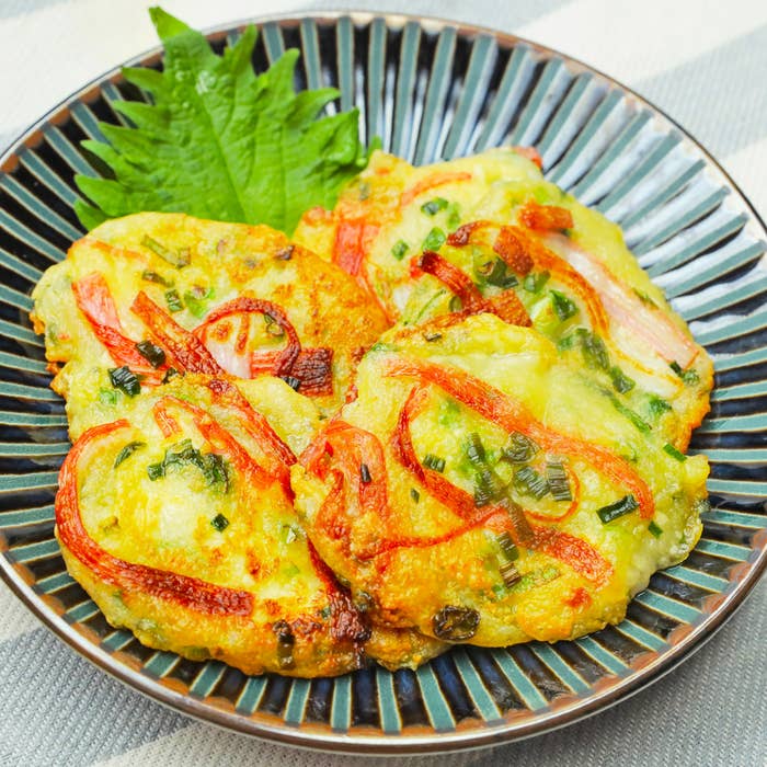 野菜たっぷりのオムレツが青磁の皿に盛られている。