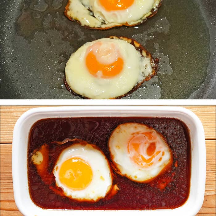 フライパンで調理された目玉焼き2つと、タレに漬けられた目玉焼き2つが写っています。