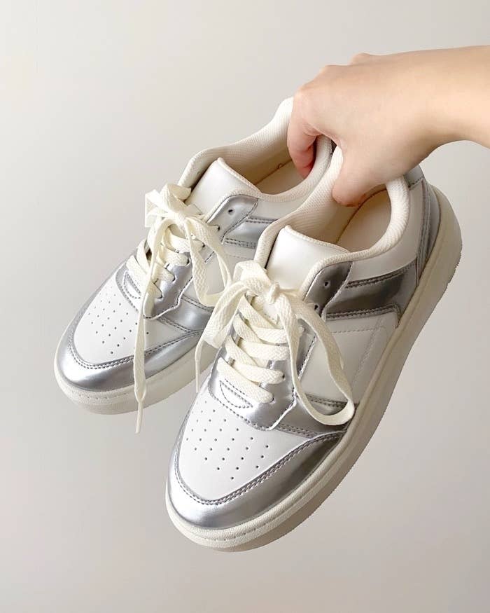 GU（ジーユー）の歩きやすくてかわいいシューズ「ボリュームソールコートスニーカー」