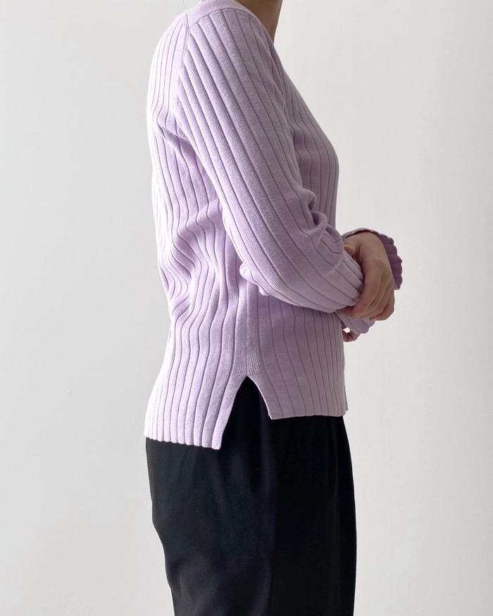 無印良品のおすすめトップス「婦人 大豆繊維を使ったリブクルーネックセーター」