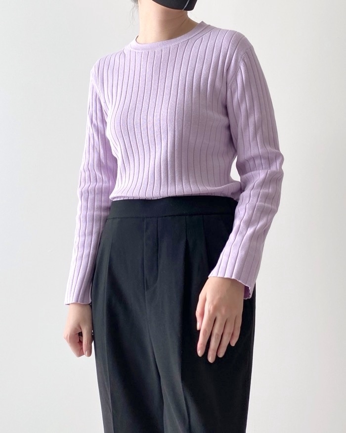 無印良品のおすすめトップス「婦人 大豆繊維を使ったリブクルーネックセーター」