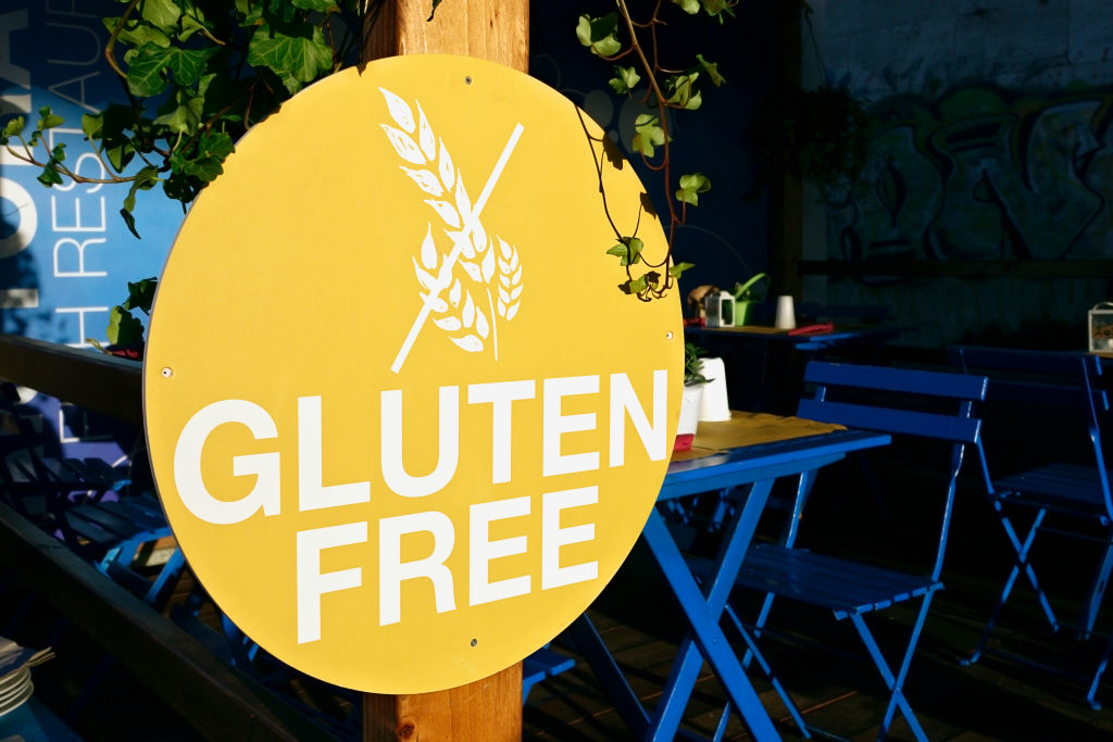 A &quot;Gluten Free&quot; sign displayed at an outdoor dining area