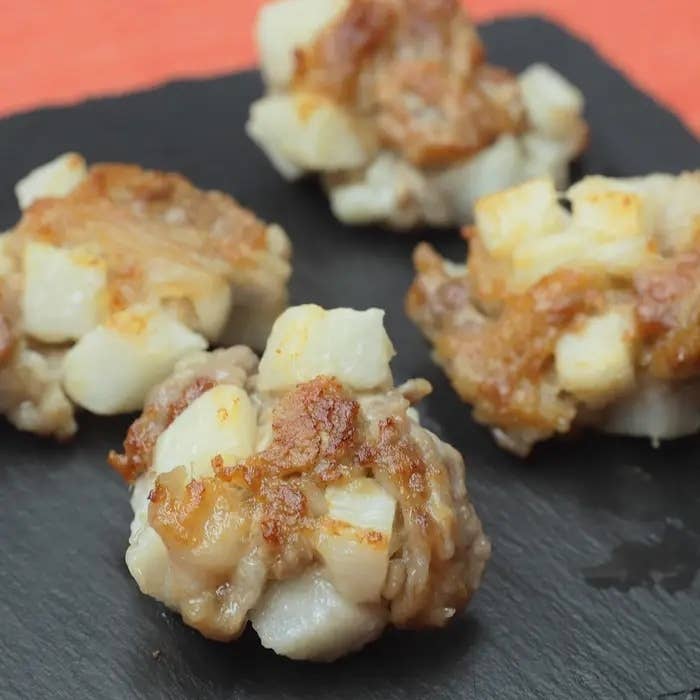 皿に盛られたゲンコツ揚げ