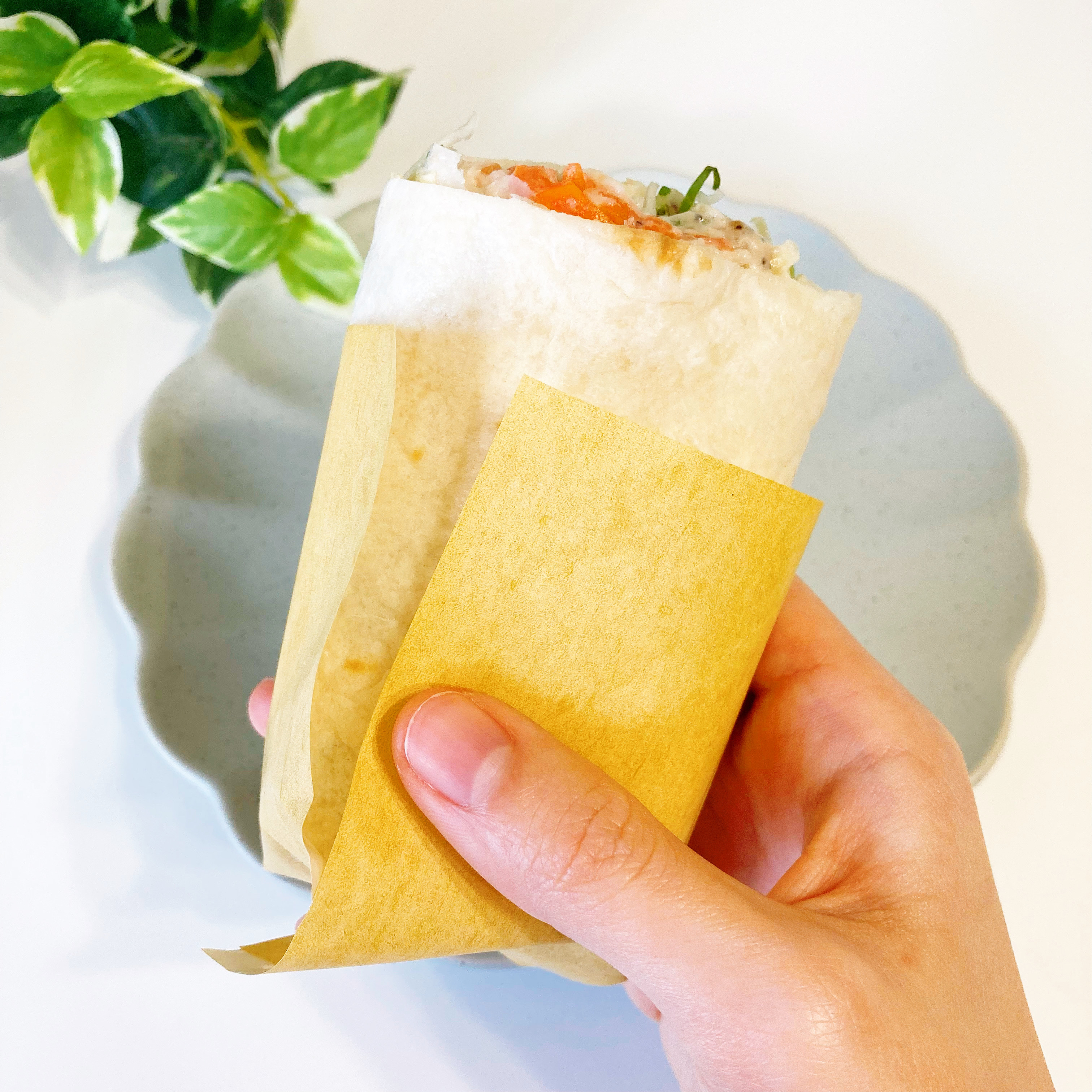 セブン-イレブンの贅沢サンドイッチ「ラップデリ蒸し鶏のシーザーサラダ」