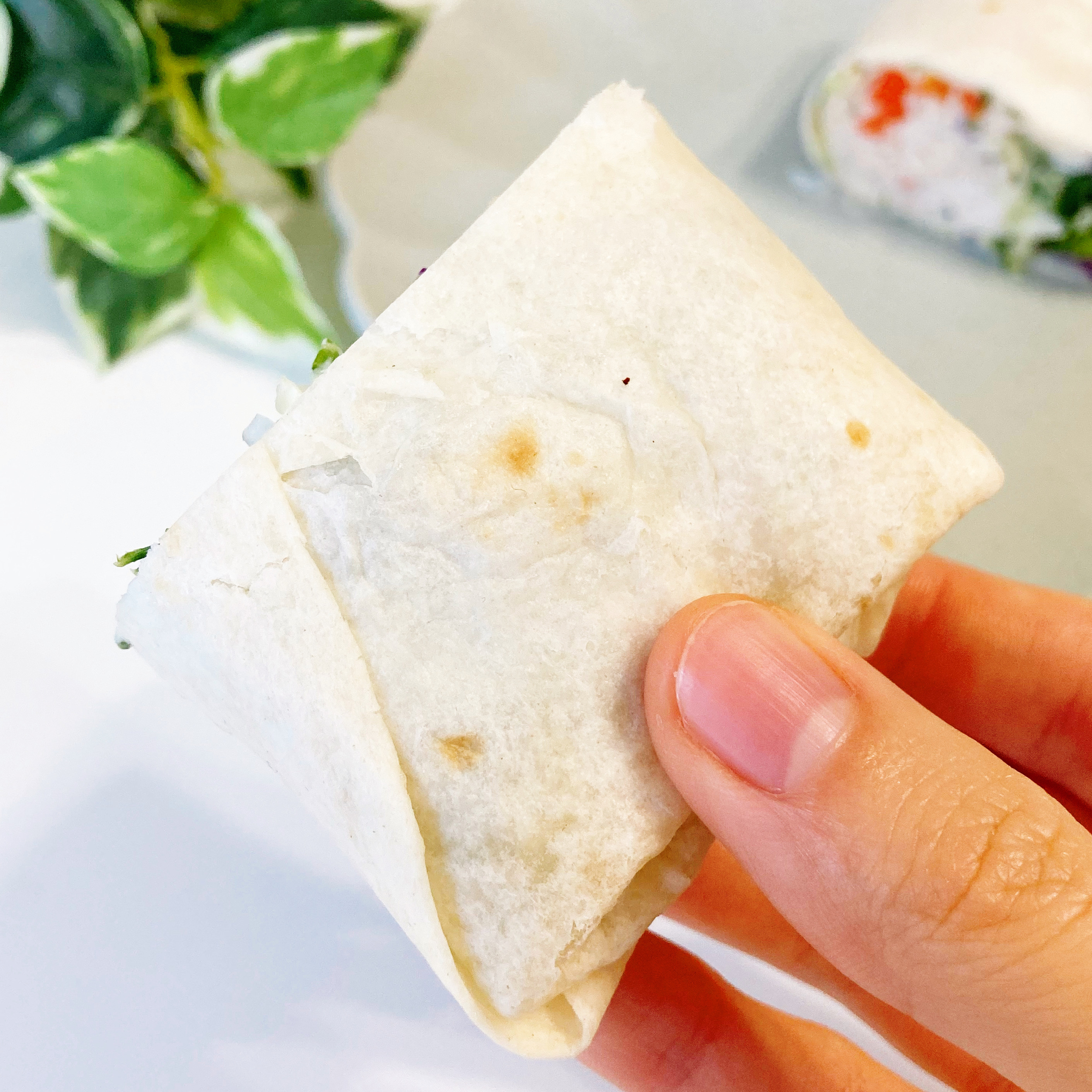 セブン-イレブンの贅沢サンドイッチ「ラップデリ蒸し鶏のシーザーサラダ」