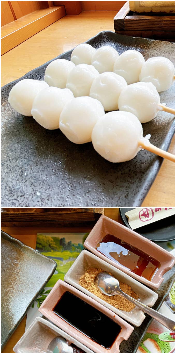 串にささった団子と三種類の薬味が入った小皿がある。