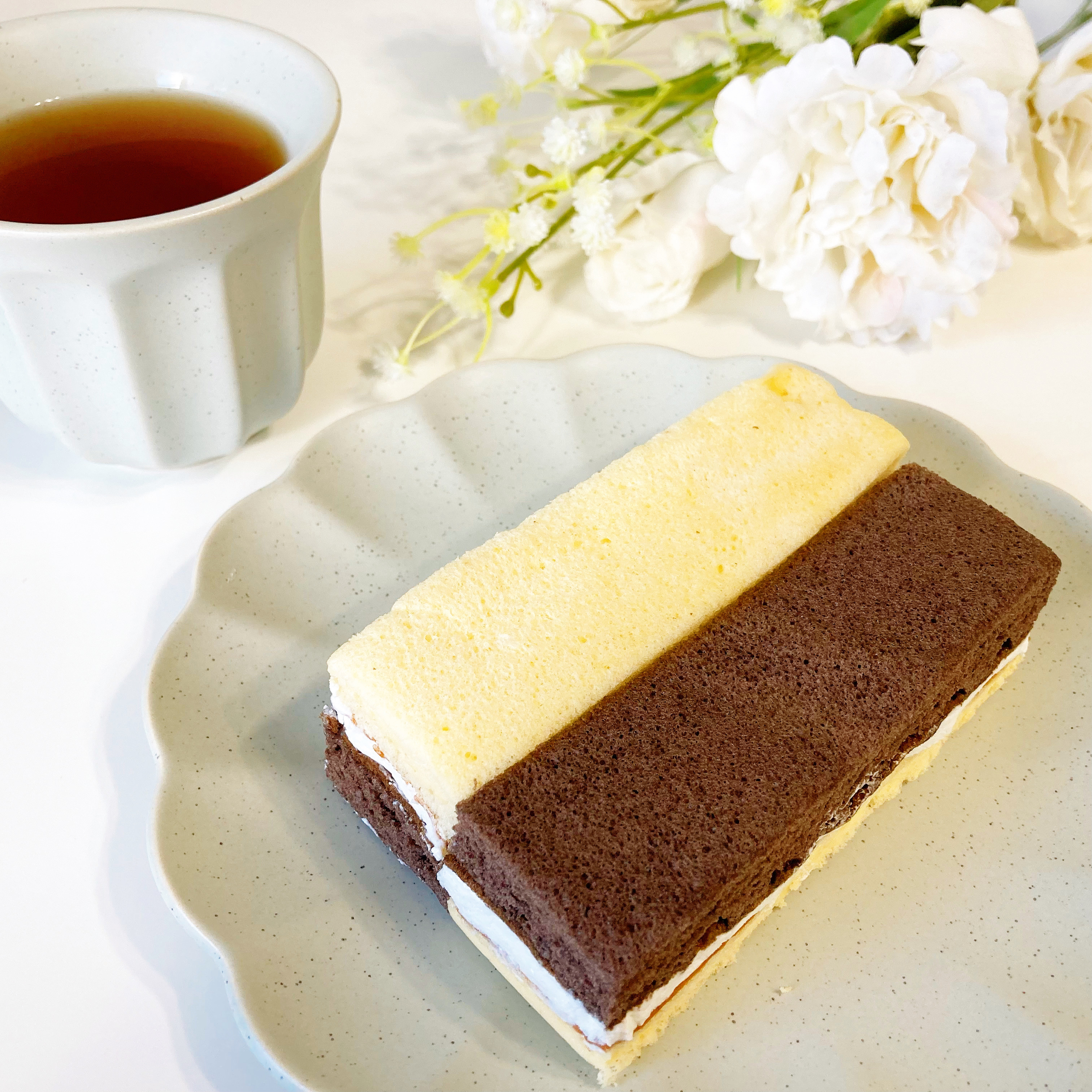 セブン-イレブンのスイーツパン「7プレミアム 2色の サンドケーキバニラ2個」