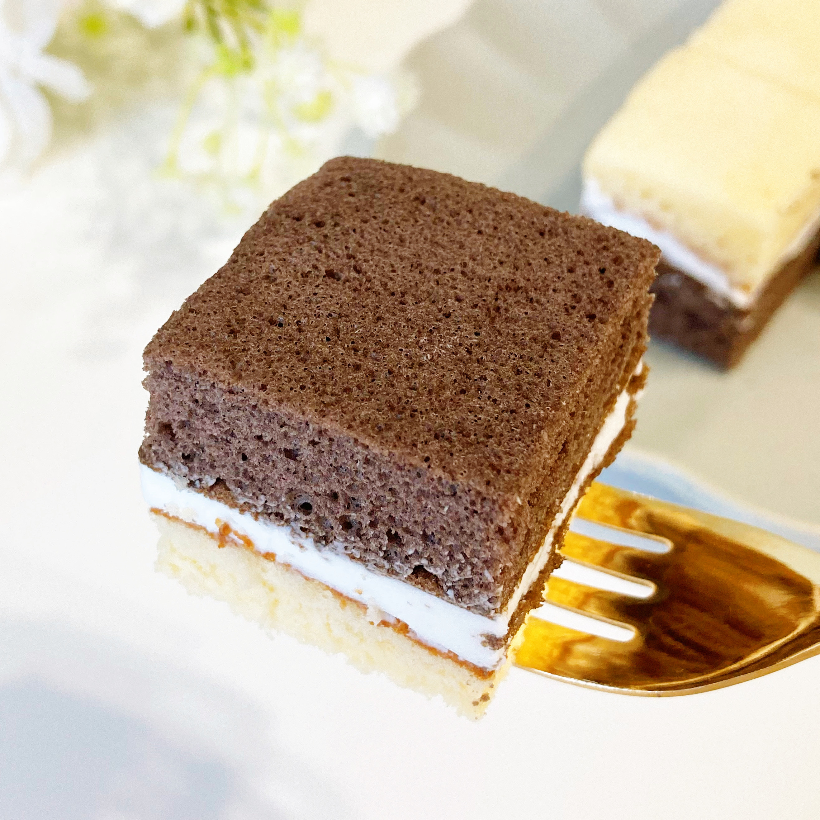 セブン-イレブンのスイーツパン「7プレミアム 2色の サンドケーキバニラ2個」