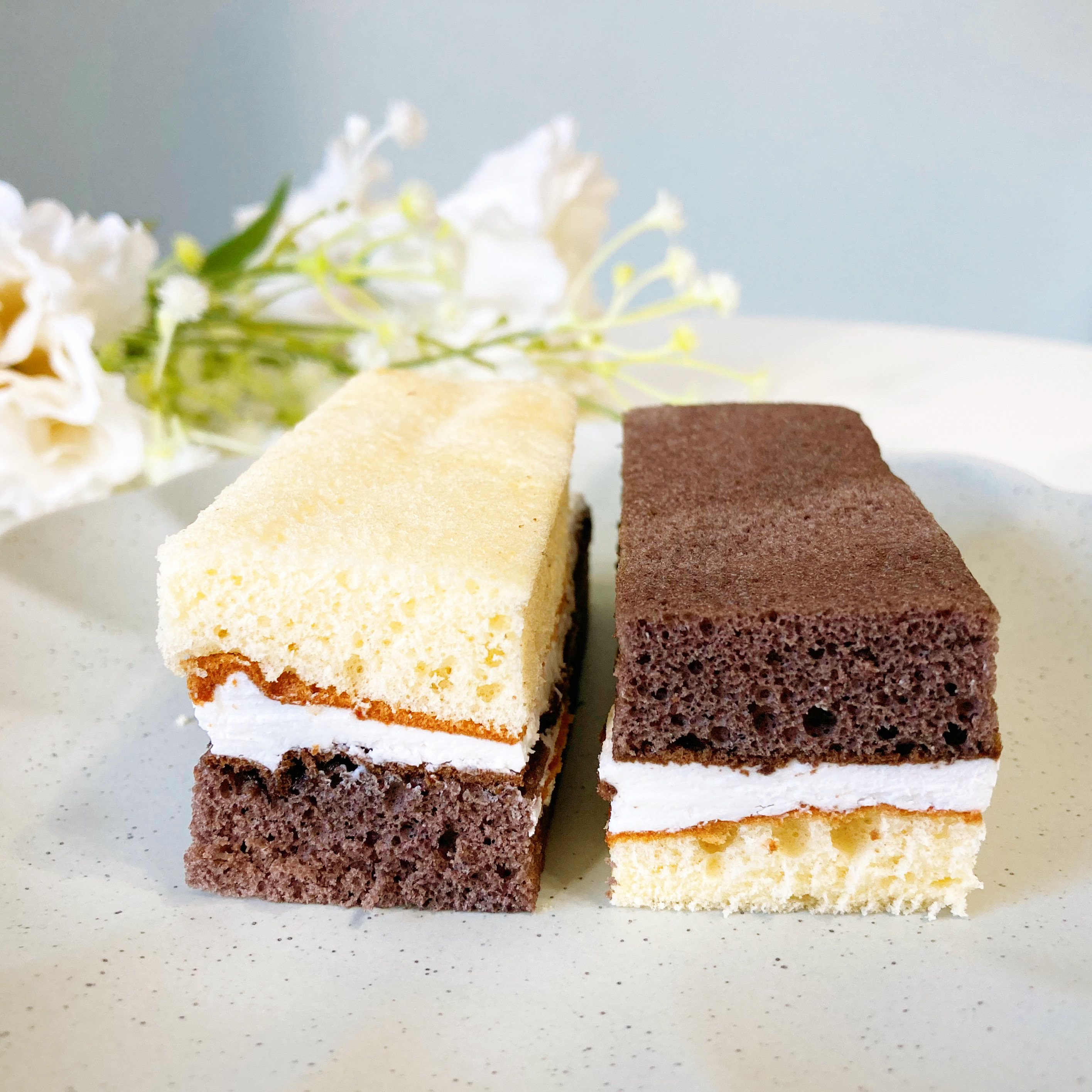 セブン-イレブンのスイーツパン「7プレミアム 2色の サンドケーキバニラ2個」