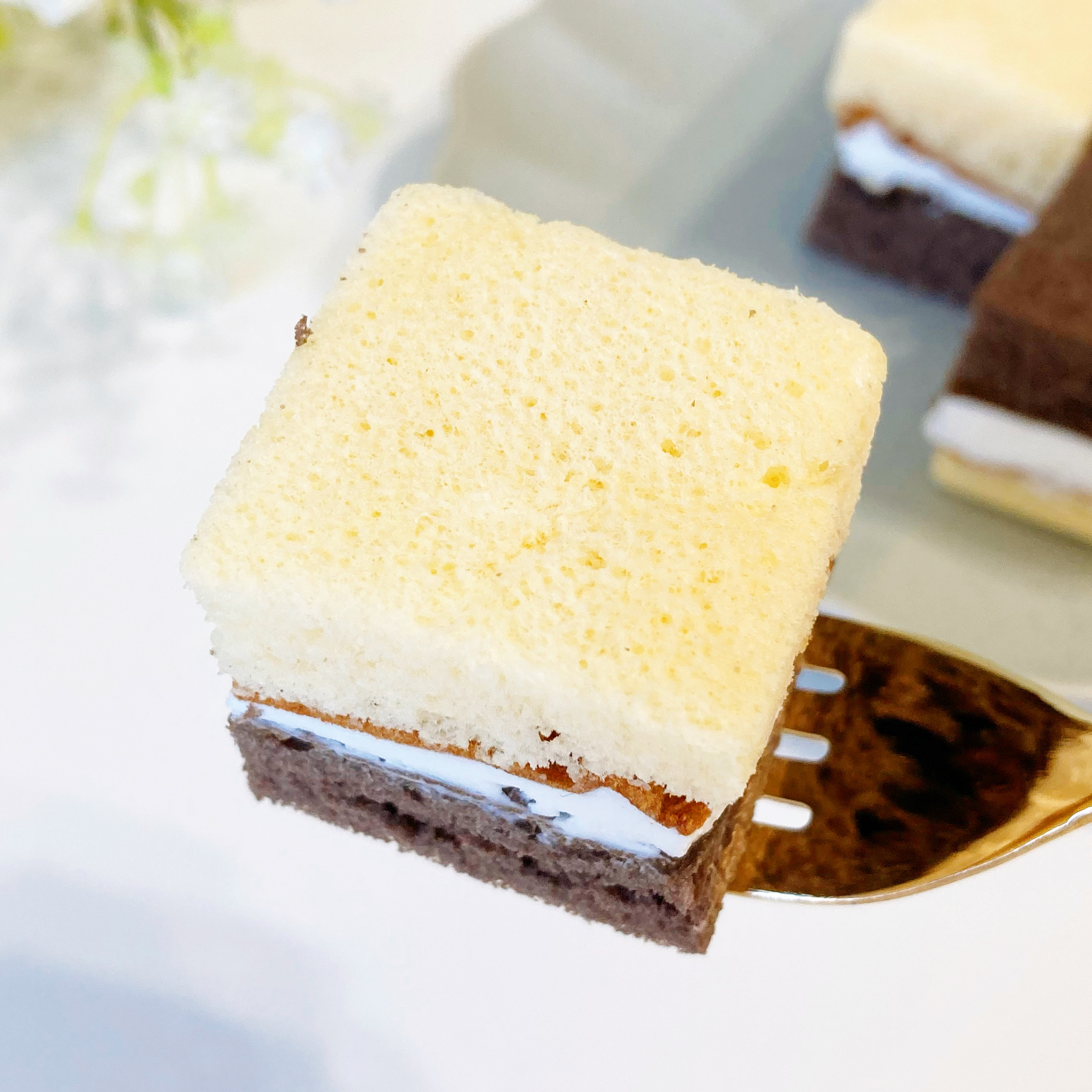 セブン-イレブンのスイーツパン「7プレミアム 2色の サンドケーキバニラ2個」