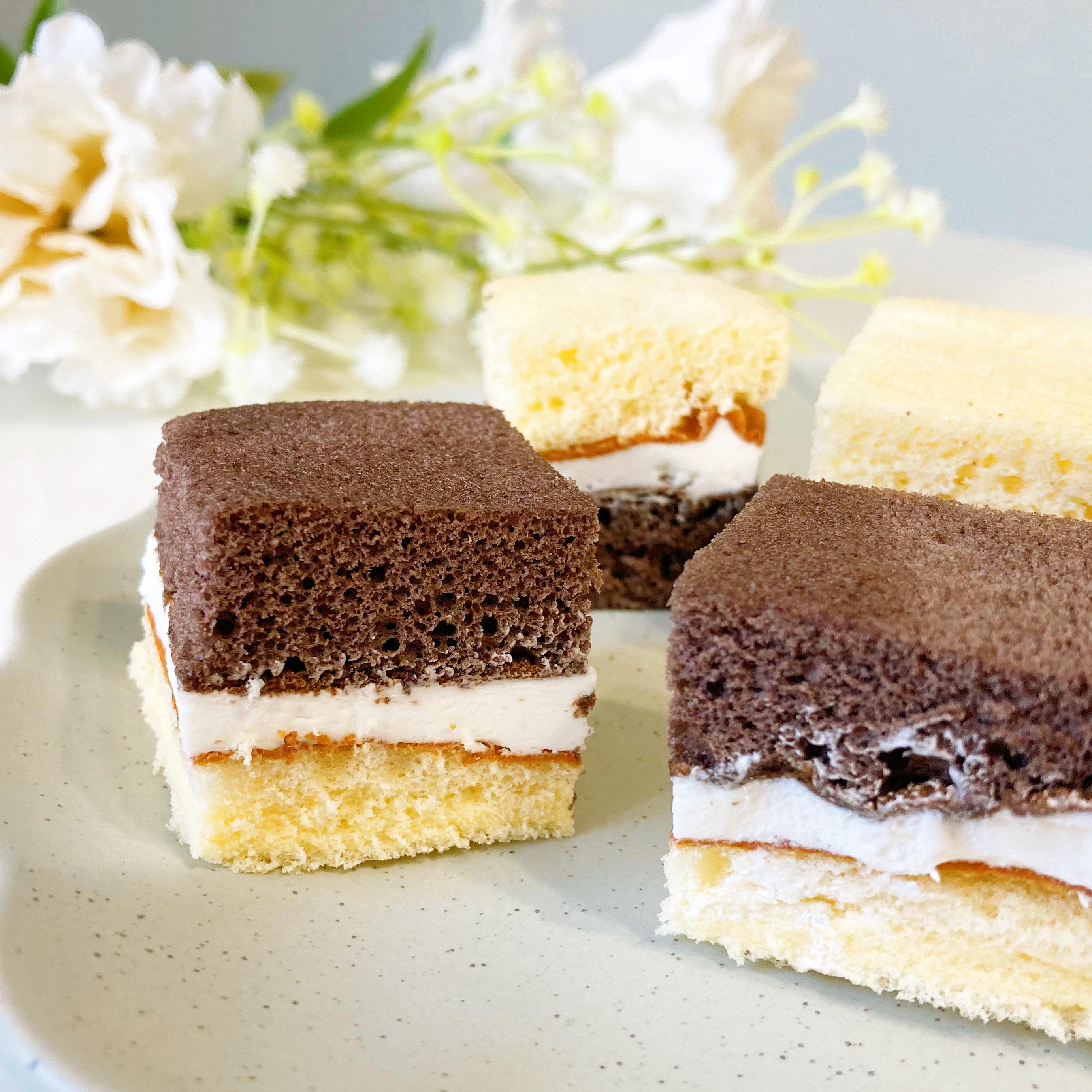 セブン-イレブンのスイーツパン「7プレミアム 2色の サンドケーキバニラ2個」