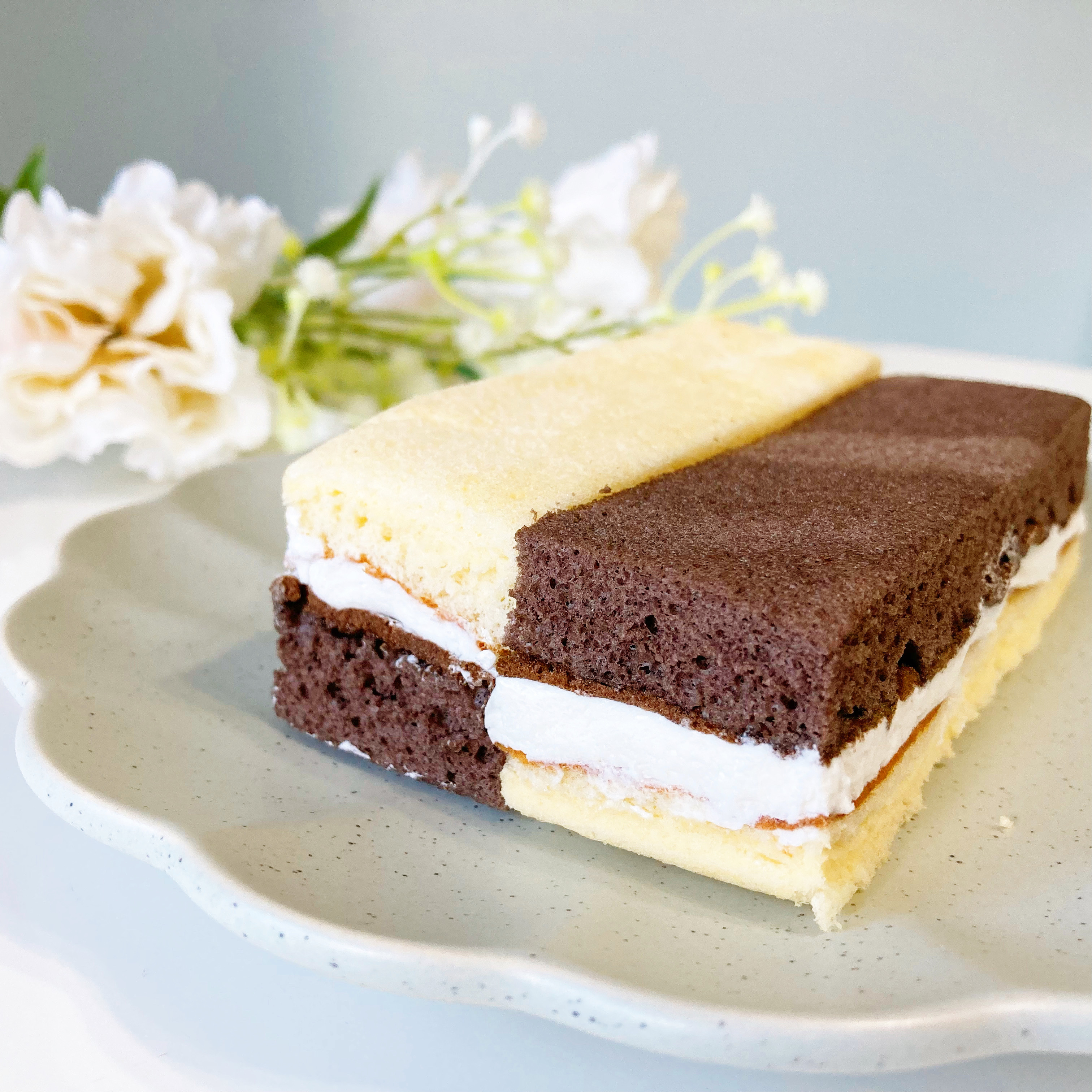 セブン-イレブンのスイーツパン「7プレミアム 2色の サンドケーキバニラ2個」