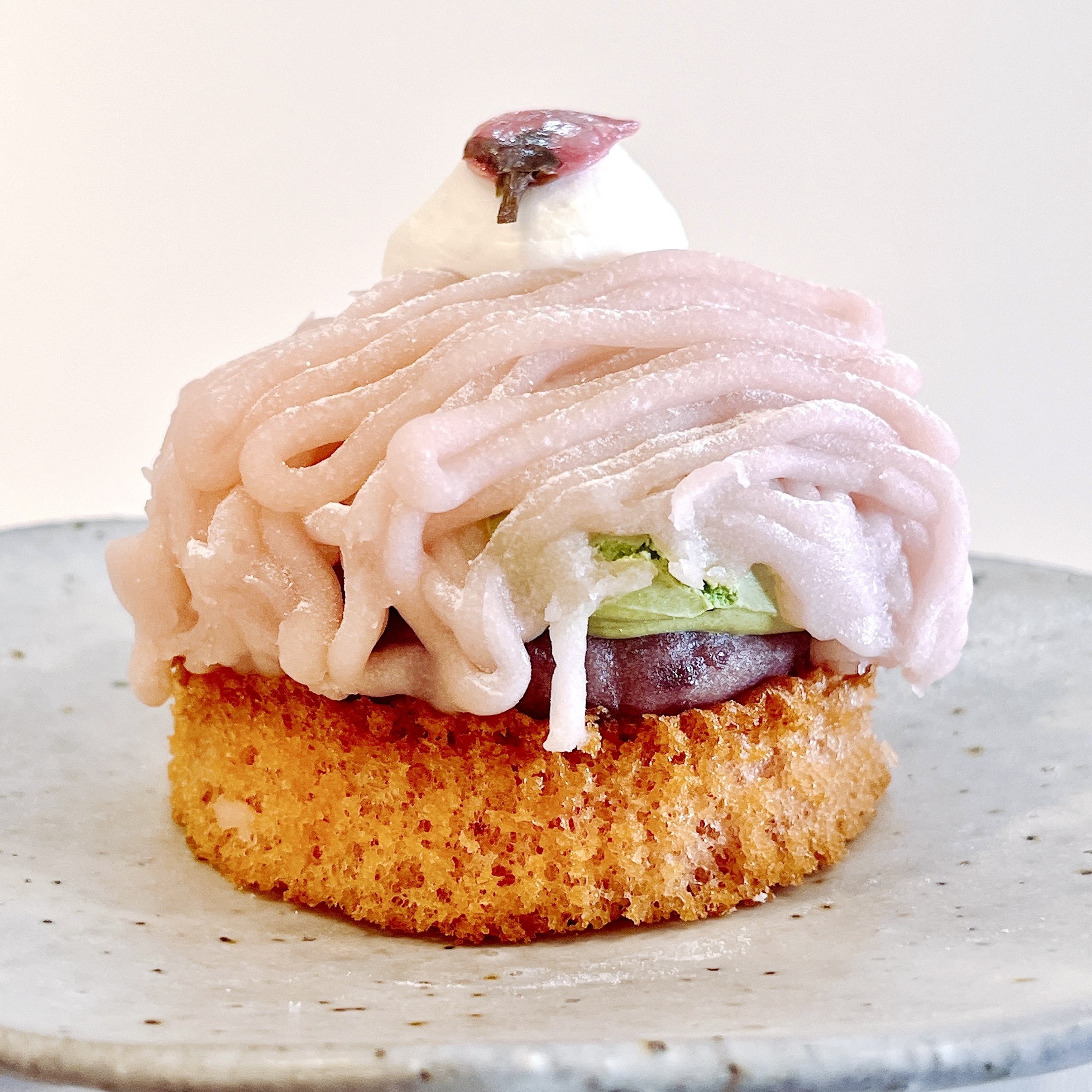 銀座コージーコーナーのオススメのスイーツ「さくらと抹茶のモンブラン」